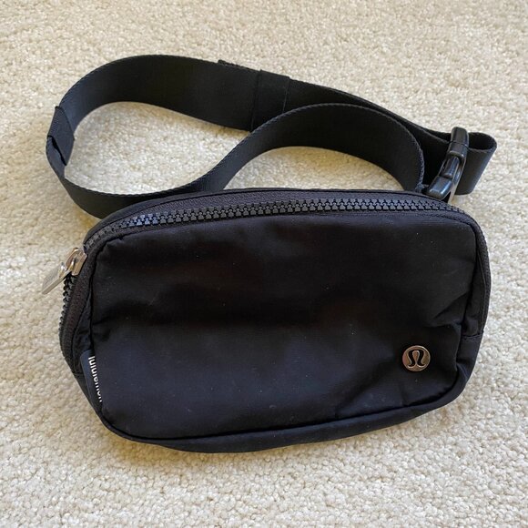 LULULEMON Everywhere Belt Bag Crossbody fanny pack, adjustable, black - Picture 1 of 6